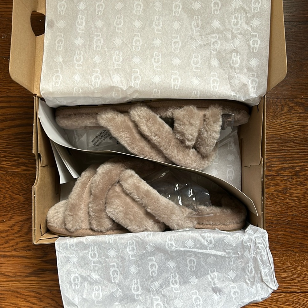 UGG Scuffita Slippers Brand New in Box